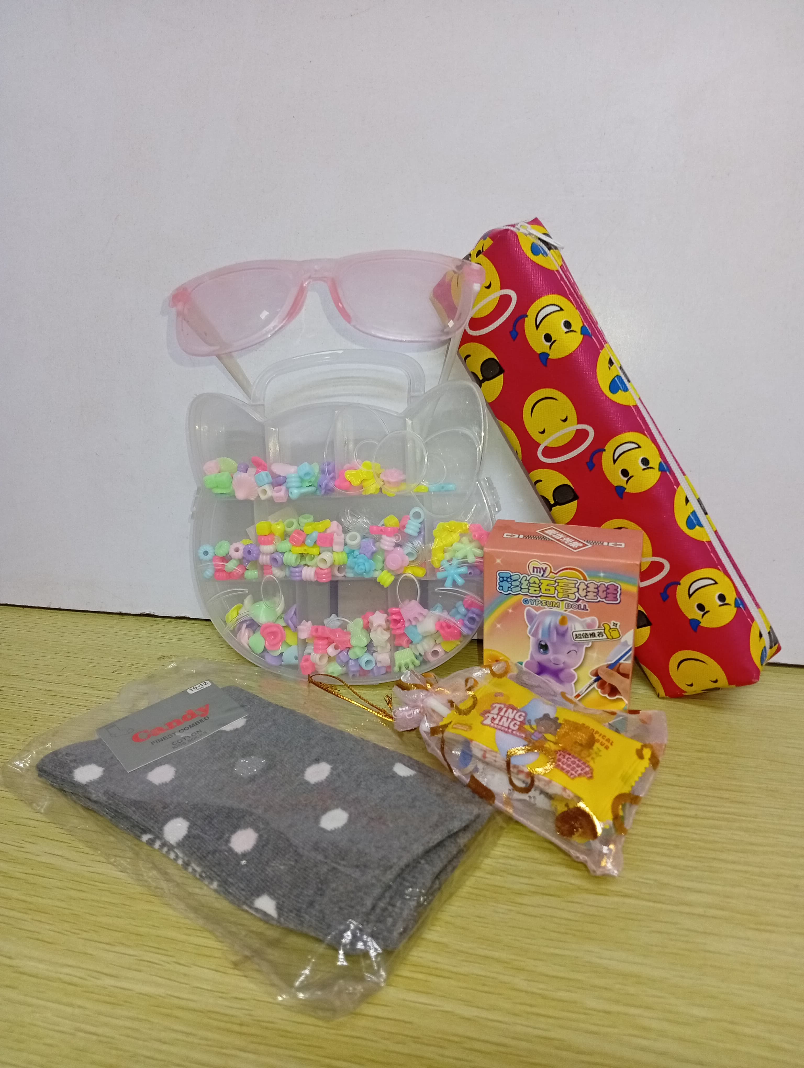 Girl's gift package{DIY beads, shades ,pencil pouch, Candy's, stocking}✓ get a free gift card